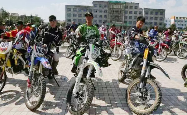 新疆福海“環烏倫古湖”摩托車越野賽，鑫源摩托奪冠